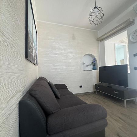 Casa Alessio - Elegante Appartamento Nel Cuore Di Cesano Maderno Ngoại thất bức ảnh